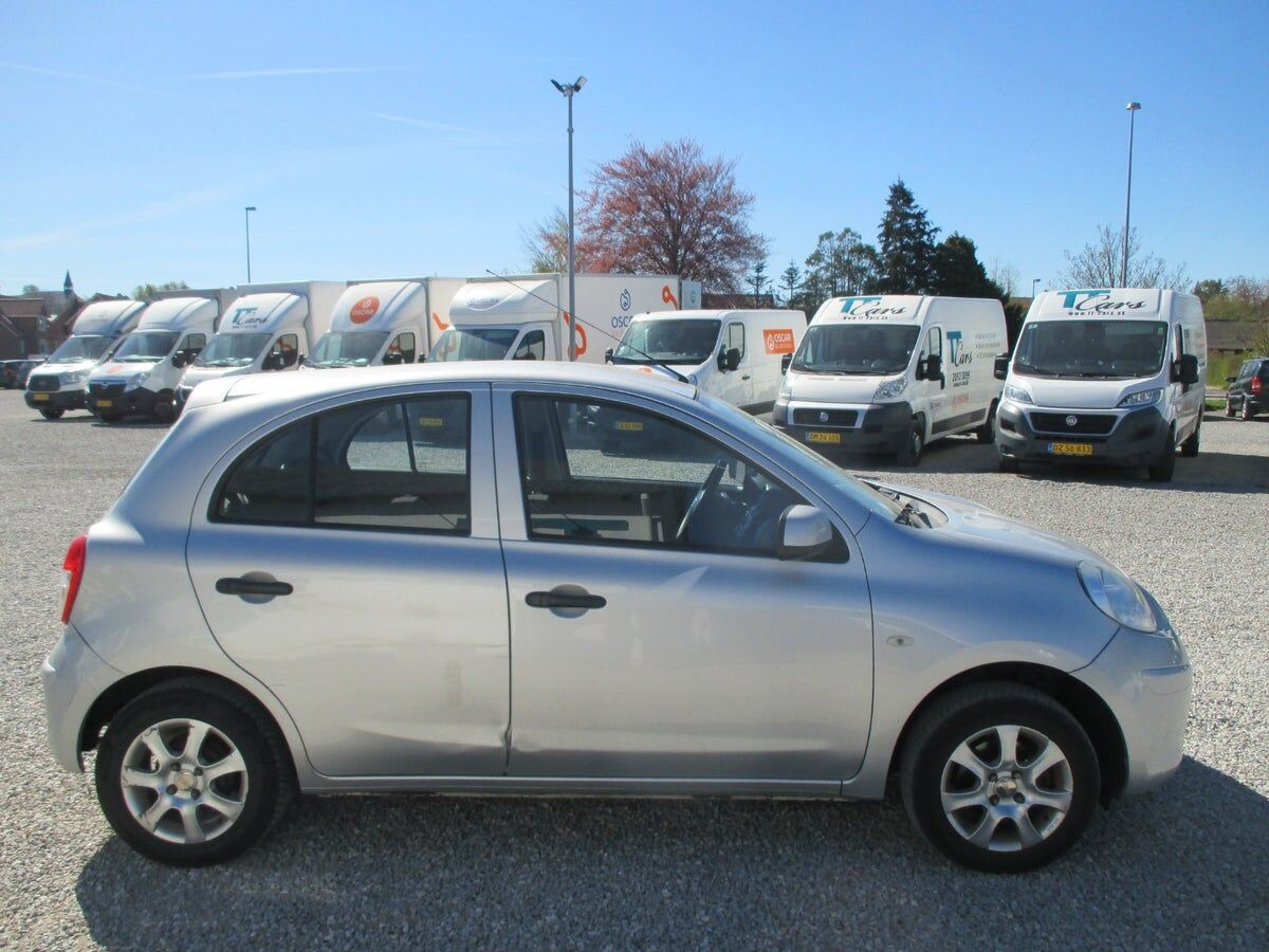 Sølv Nissan Micra fra 2012