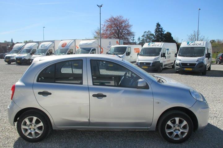 Sølv Nissan Micra fra 2012