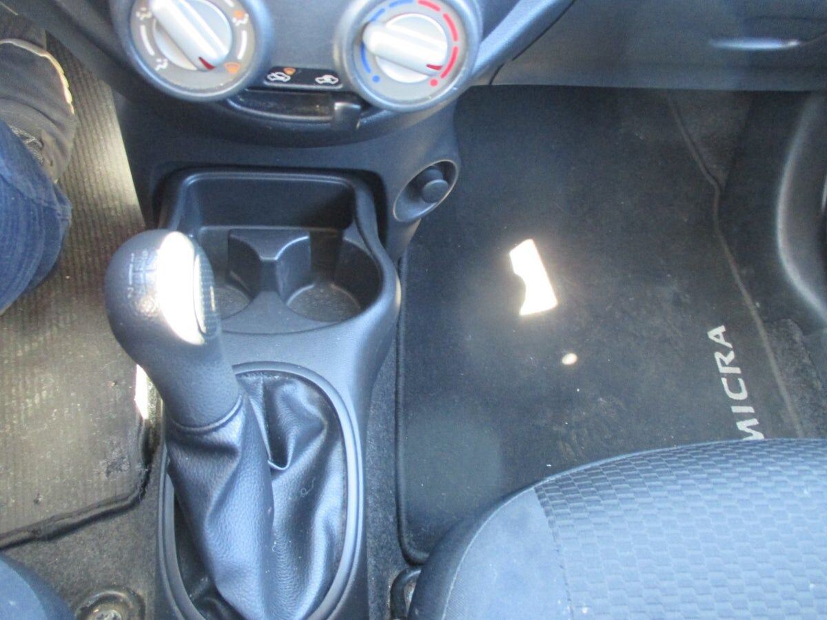 Sølv Nissan Micra fra 2012