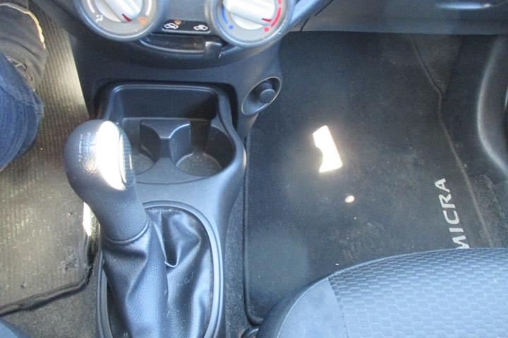 Sølv Nissan Micra fra 2012
