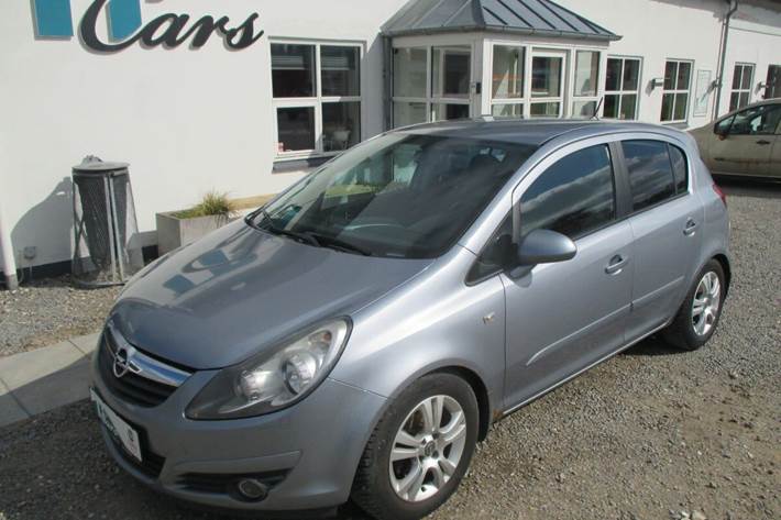Sølv Opel Corsa fra 2007 set udefra