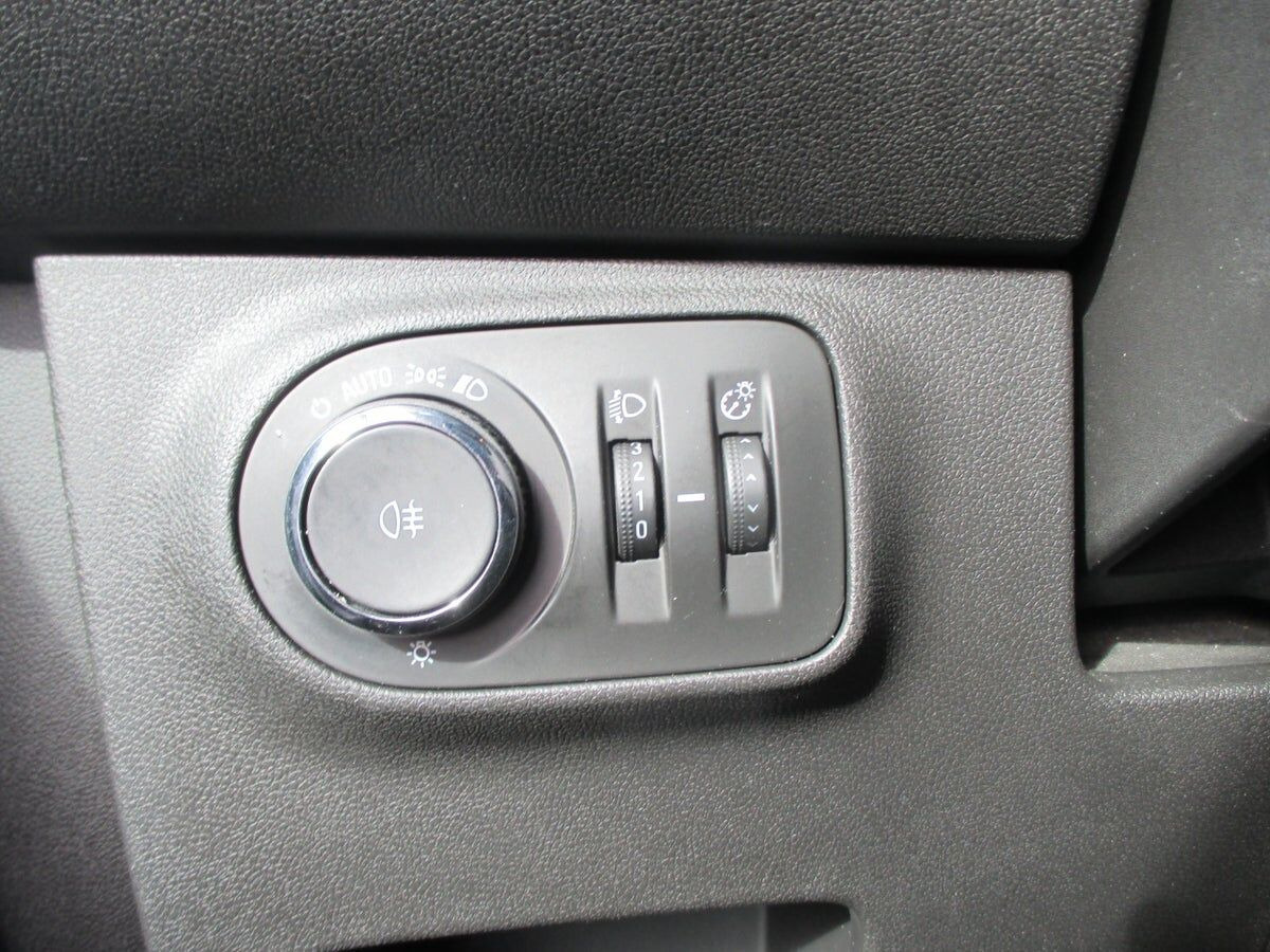 Grå Opel Corsa fra 2015