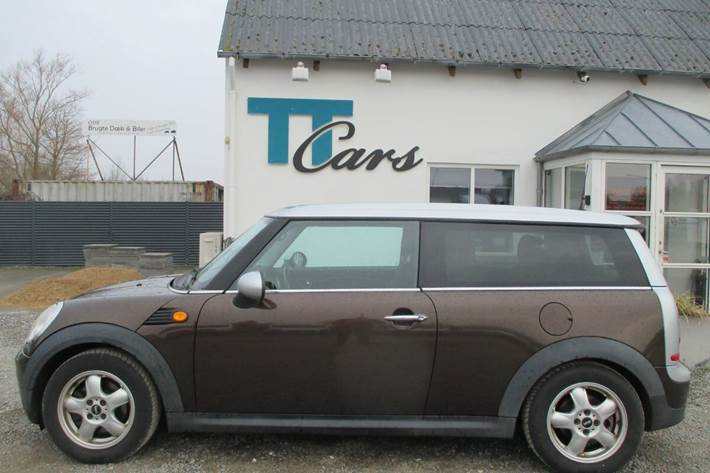 Brun Mini Clubman fra 2010 set udefra