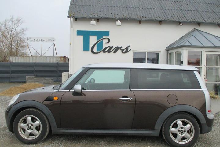 Brun Mini Clubman fra 2010 set udefra