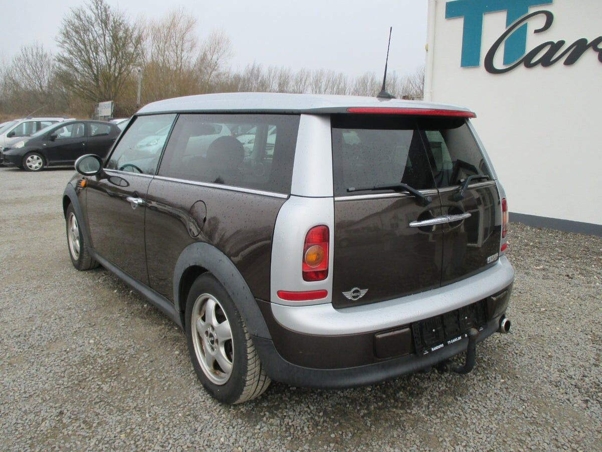 Brun Mini Clubman fra 2010 set udefra