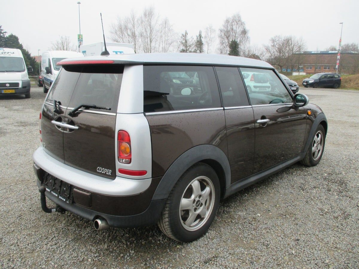 Brun Mini Clubman fra 2010 set udefra