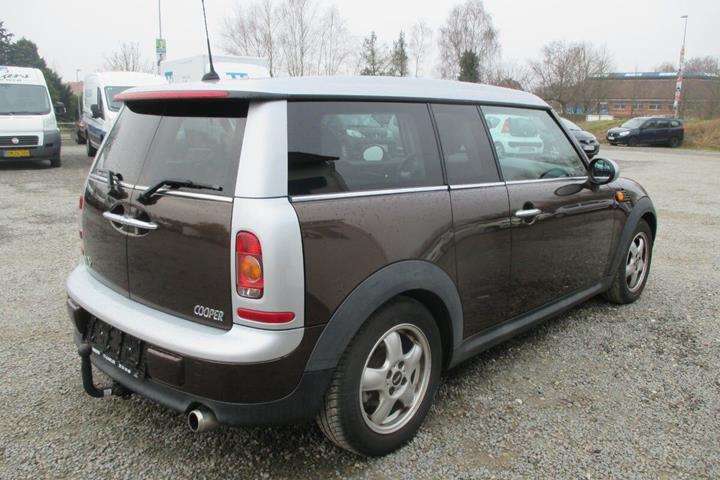 Brun Mini Clubman fra 2010 set udefra
