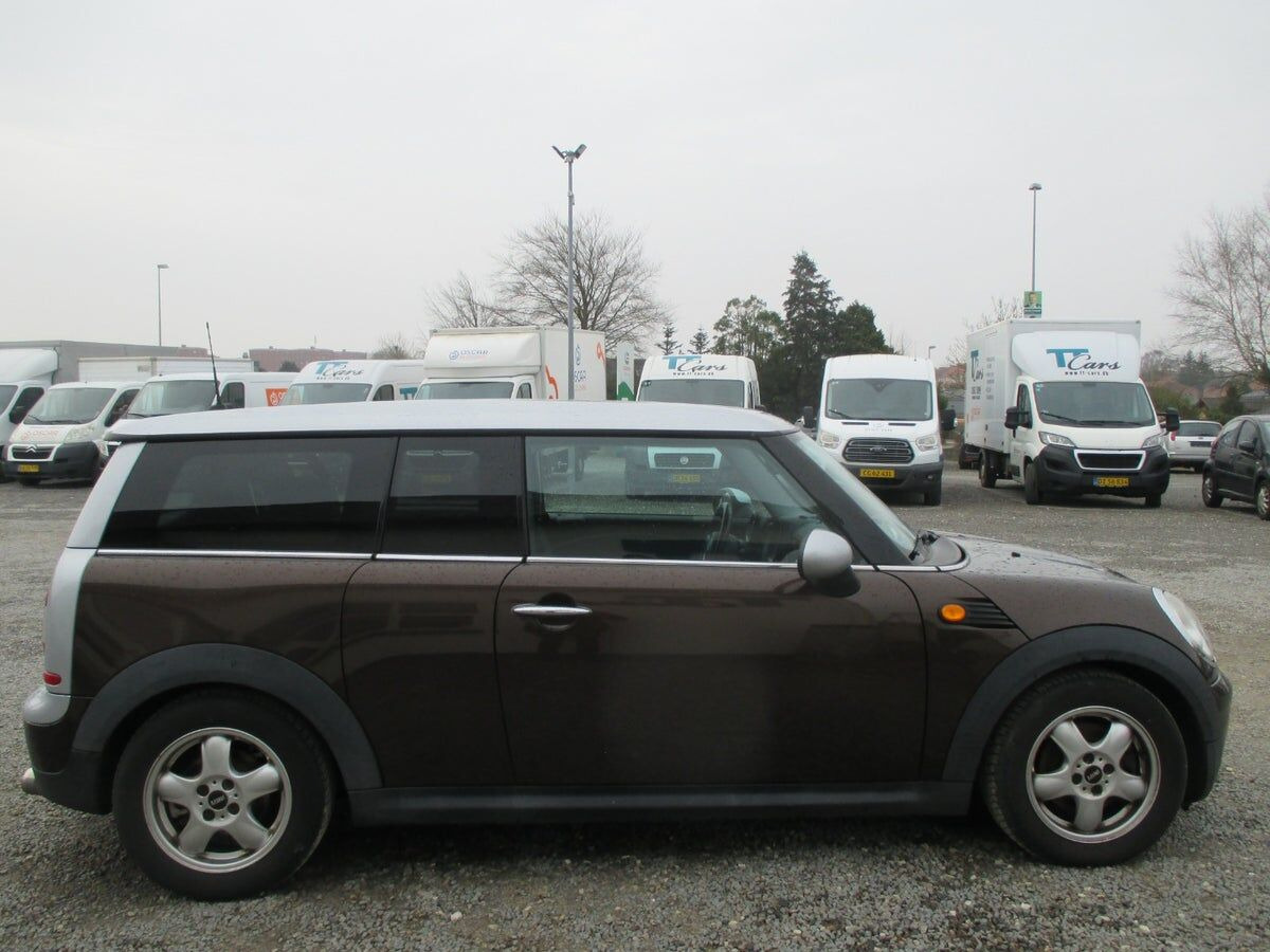 Brun Mini Clubman fra 2010 set udefra