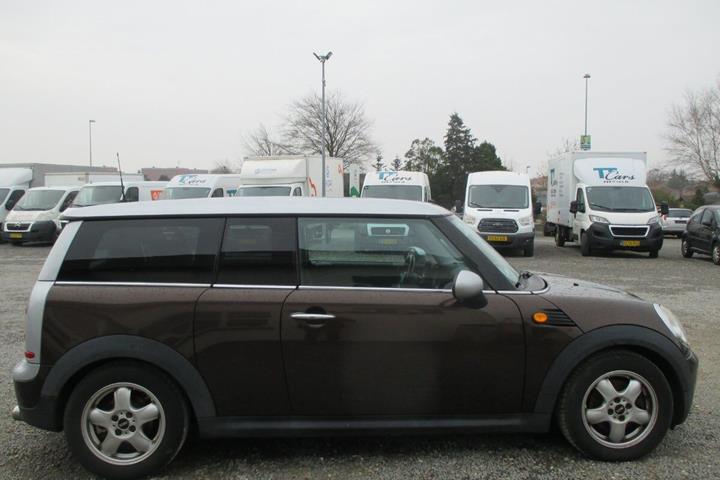 Brun Mini Clubman fra 2010 set udefra
