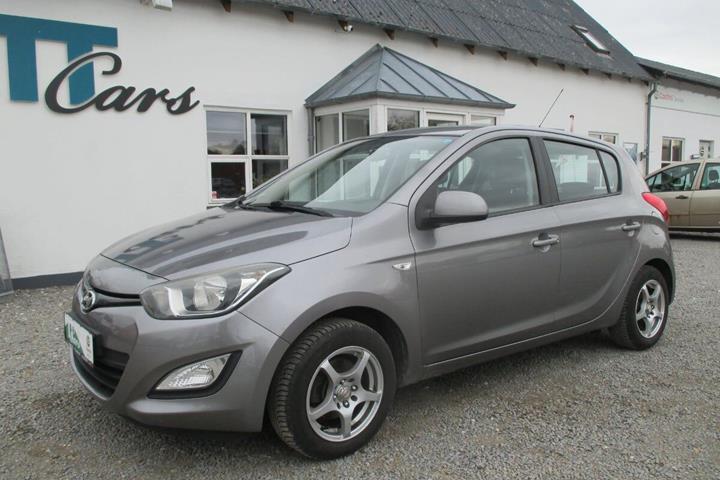 Grå Hyundai i20 fra 2013 set udefra