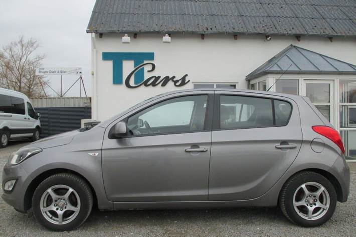 Grå Hyundai i20 fra 2013
