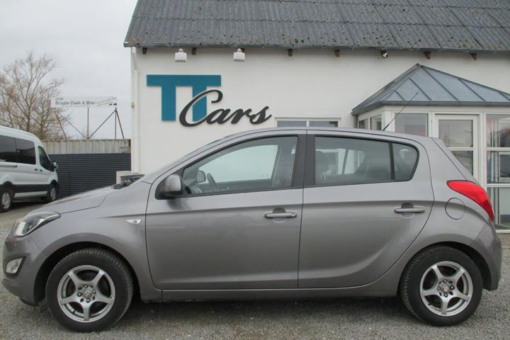 Grå Hyundai i20 fra 2013