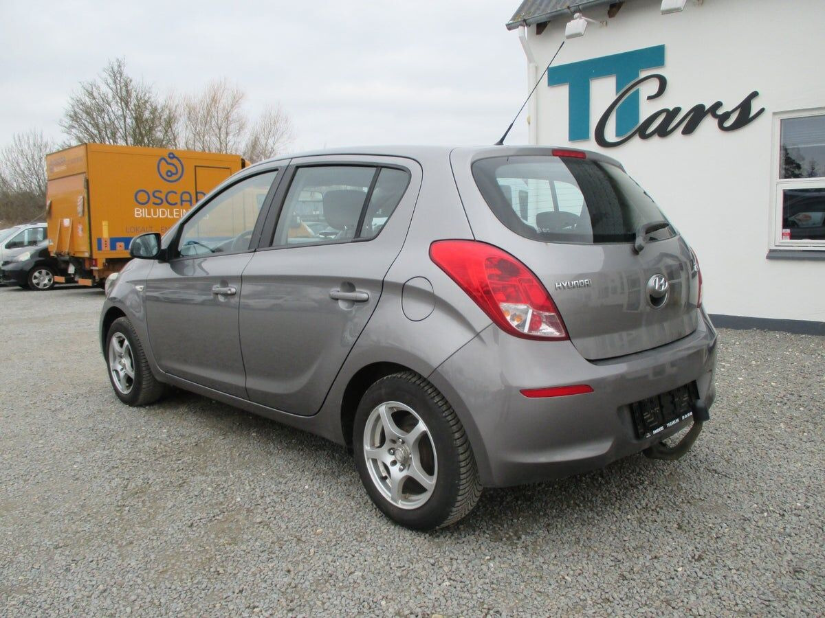Grå Hyundai i20 fra 2013