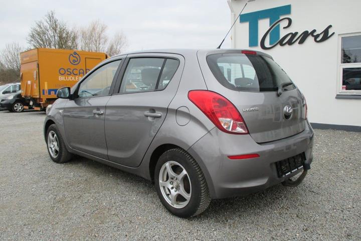 Grå Hyundai i20 fra 2013