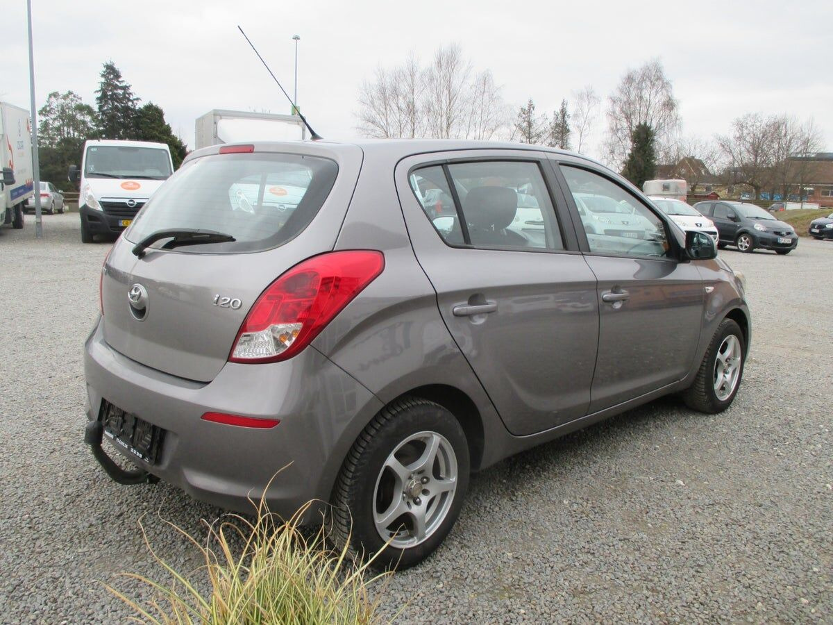 Grå Hyundai i20 fra 2013