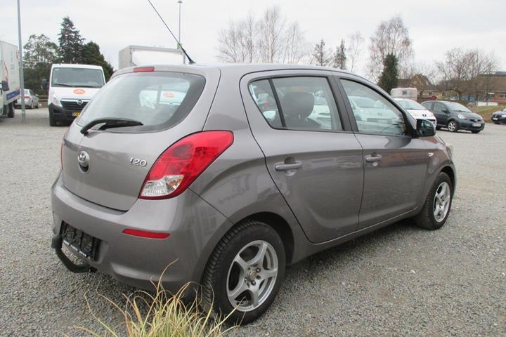 Grå Hyundai i20 fra 2013