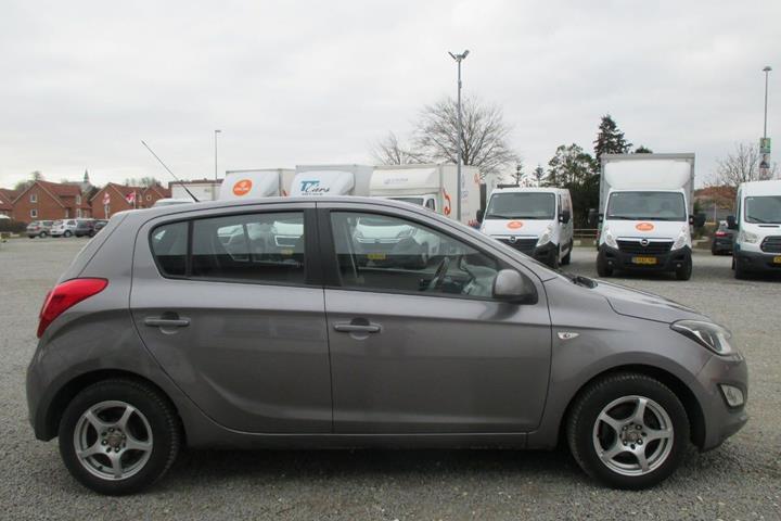 Grå Hyundai i20 fra 2013