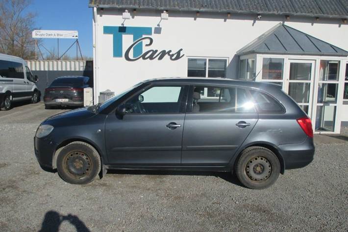 Grå Skoda Fabia fra 2010