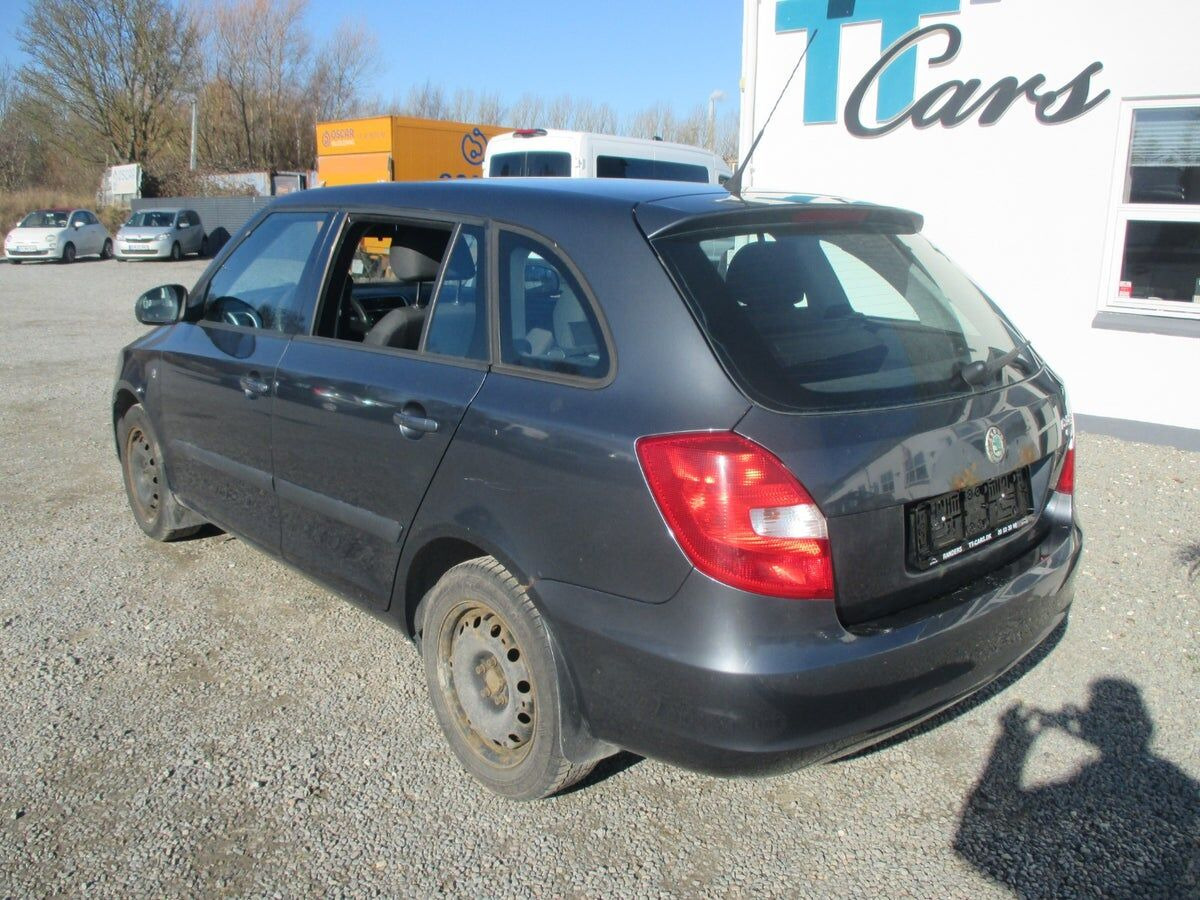 Grå Skoda Fabia fra 2010