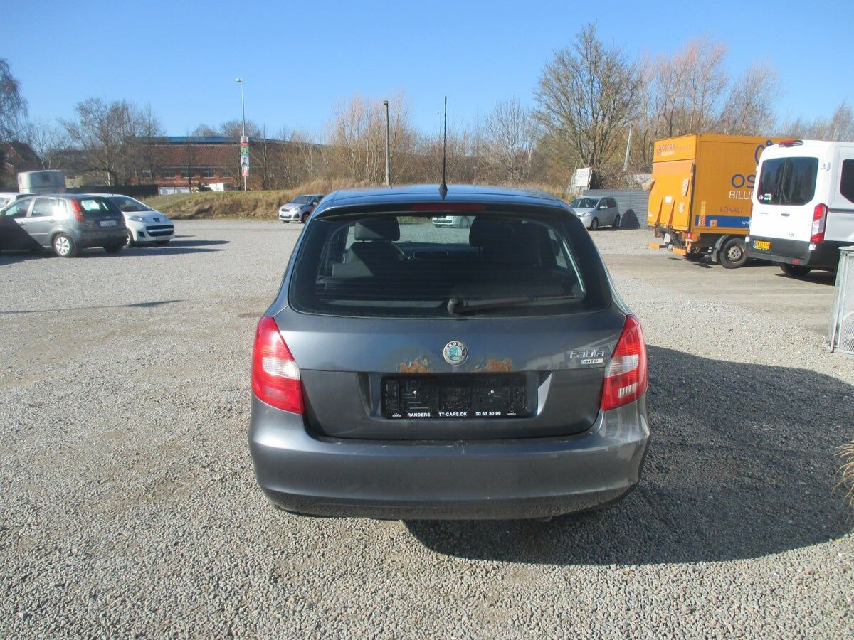 Grå Skoda Fabia fra 2010
