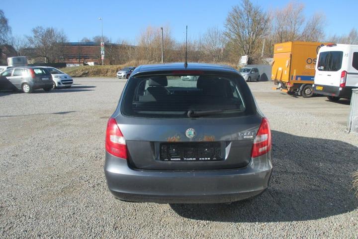 Grå Skoda Fabia fra 2010
