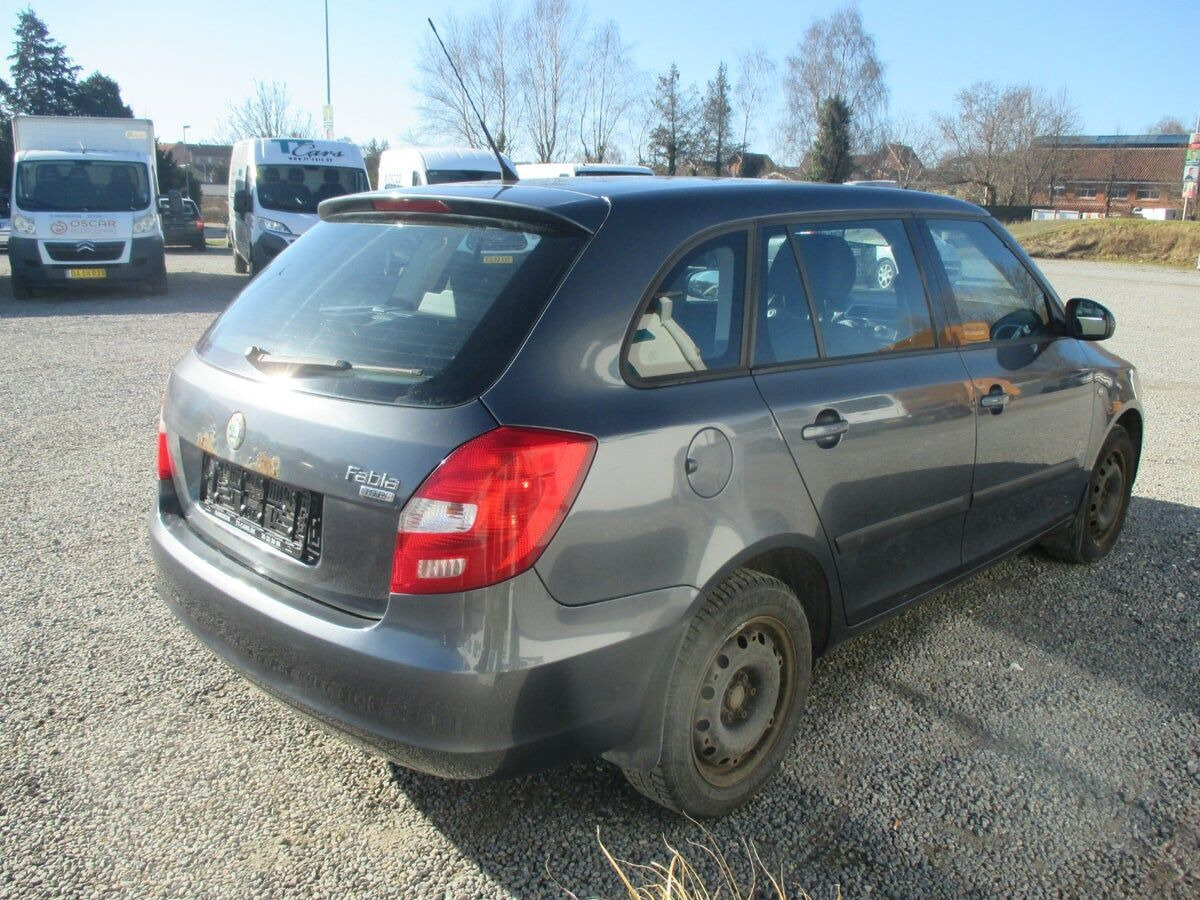 Grå Skoda Fabia fra 2010