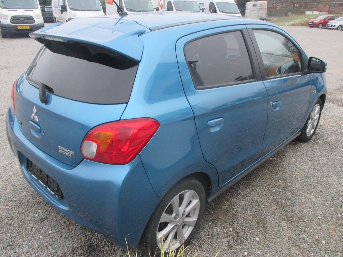 Blå Mitsubishi Space Star fra 2014