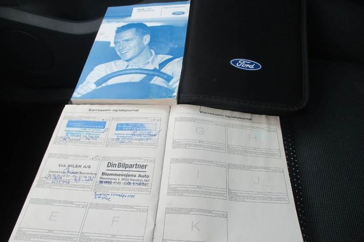 Grå Ford C-MAX fra 2011
