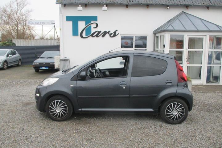 Grå Peugeot 107 fra 2014