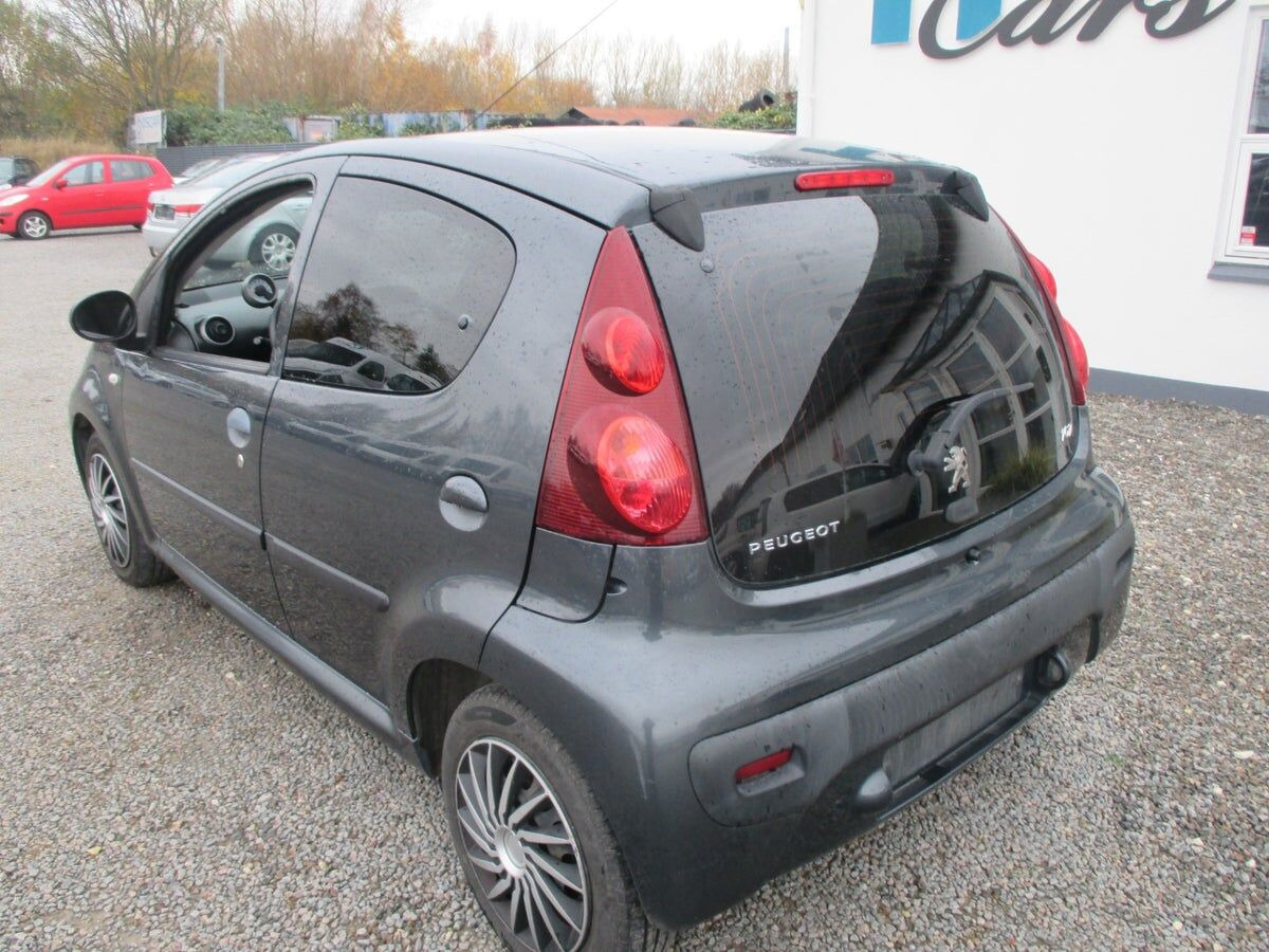 Grå Peugeot 107 fra 2014
