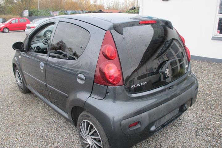 Grå Peugeot 107 fra 2014