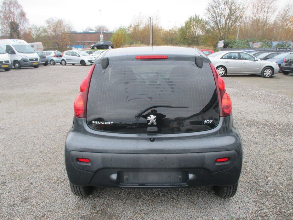 Grå Peugeot 107 fra 2014 set udefra