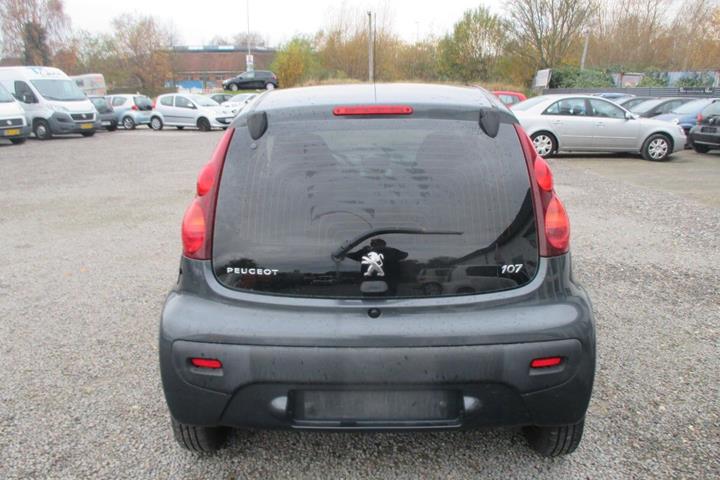 Grå Peugeot 107 fra 2014 set udefra