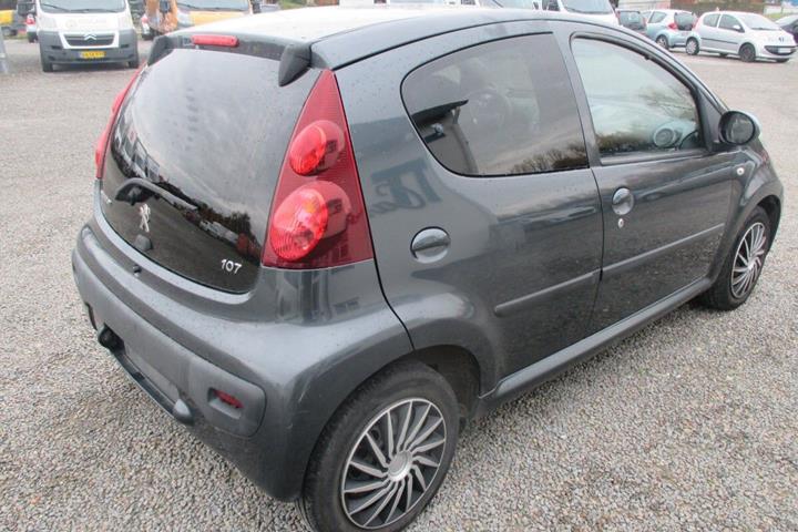 Grå Peugeot 107 fra 2014