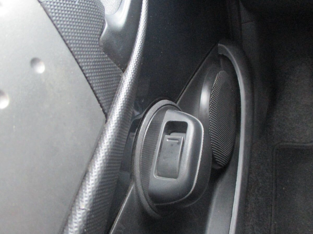 Grå Peugeot 107 fra 2014 set indefra