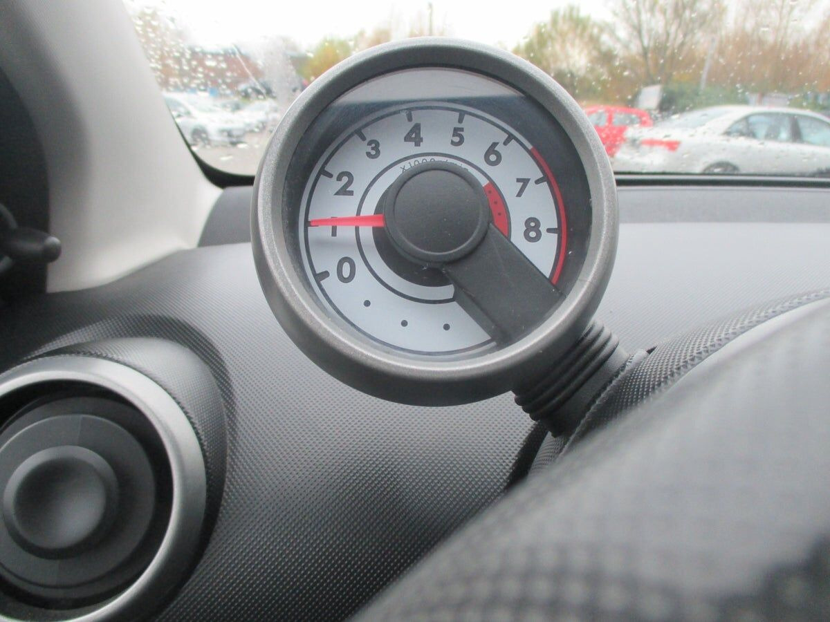 Grå Peugeot 107 fra 2014