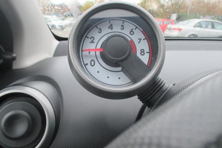 Grå Peugeot 107 fra 2014