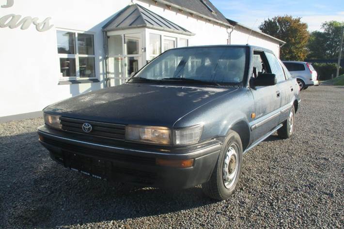 Grå Toyota Corolla fra 1992