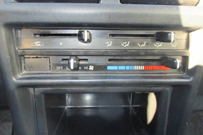 Grå Toyota Corolla fra 1992