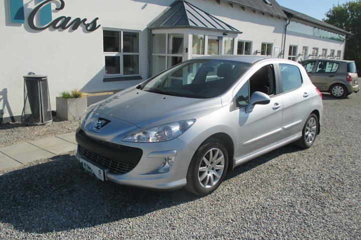 Sølv Peugeot 308 fra 2010 set udefra