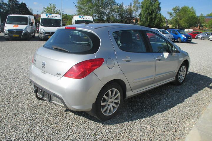 Sølv Peugeot 308 fra 2010