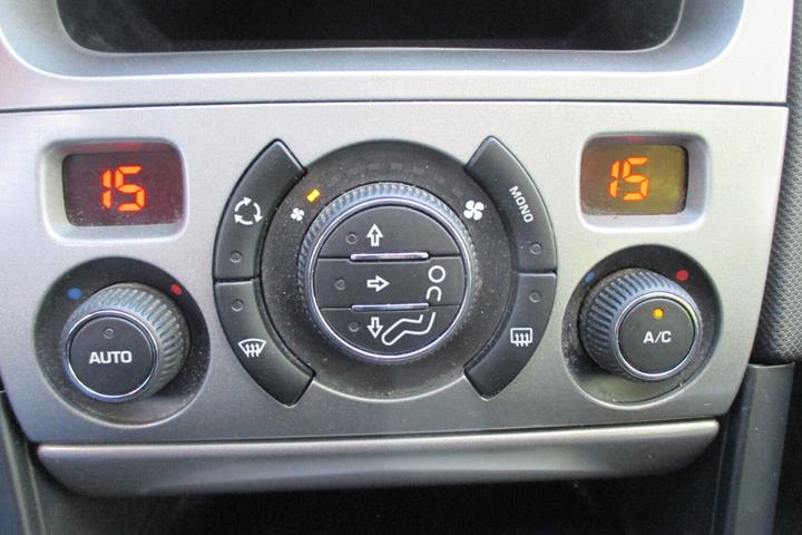Sølv Peugeot 308 fra 2010