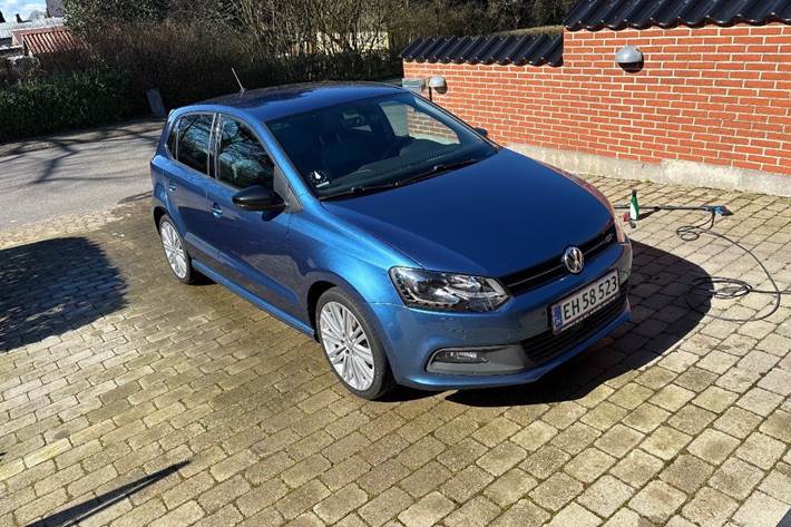 Blå VW Polo fra 2016 set udefra