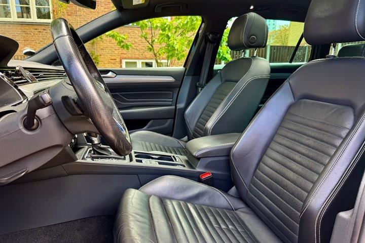 Sort VW Passat fra 2019