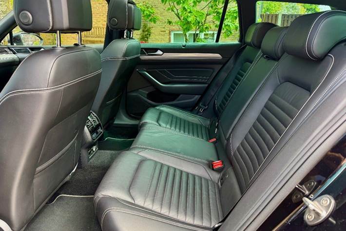 Sort VW Passat fra 2019