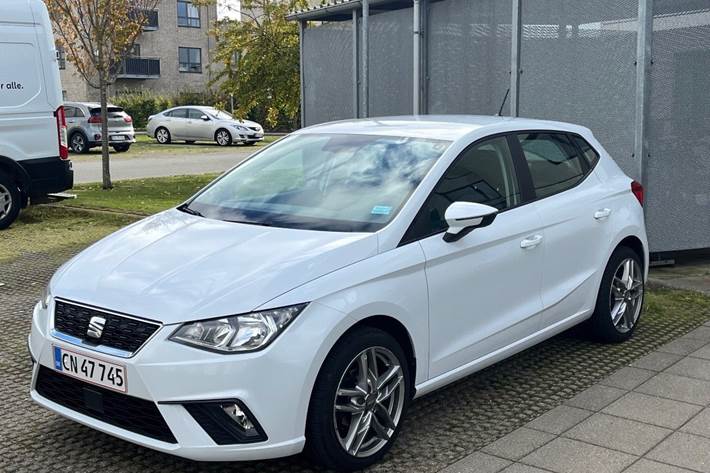 Hvid Seat Ibiza fra 2019 set udefra