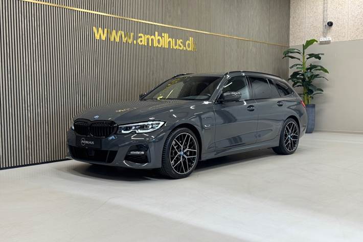 Grå BMW 330e fra 2022