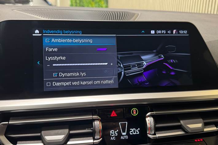 Grå BMW 330e fra 2022