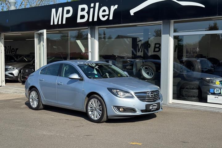 Blå Opel Insignia fra 2014