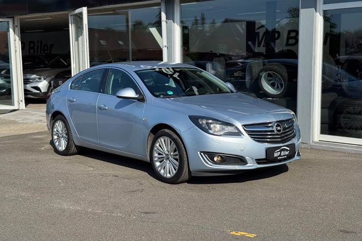 Blå Opel Insignia fra 2014